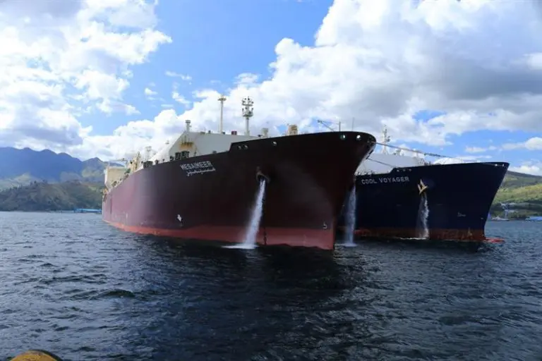 Qatargas wraps up first STS op involving Q-Flex carrier