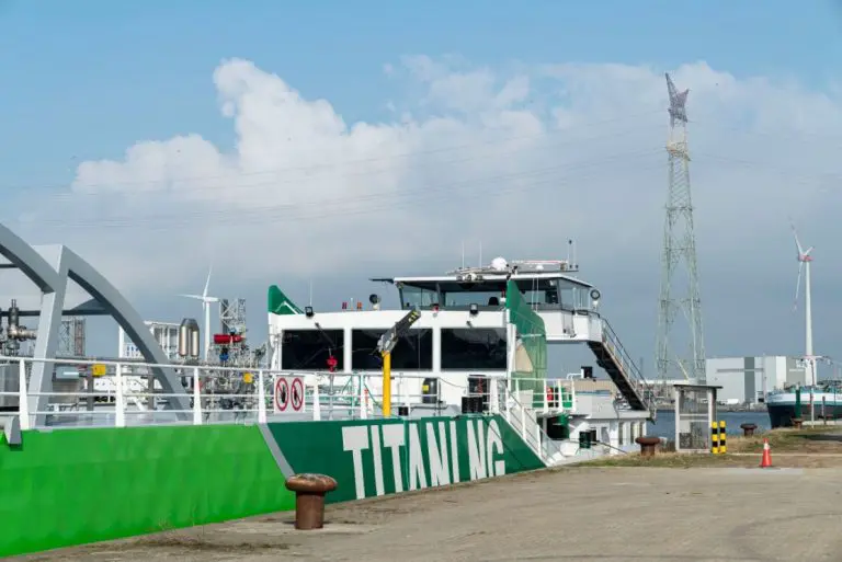 Antwerp port LNG bunkering barge starts work