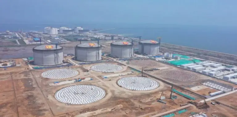 Beijing Gas raises roof on fourth Tianjin Nangang LNG tank