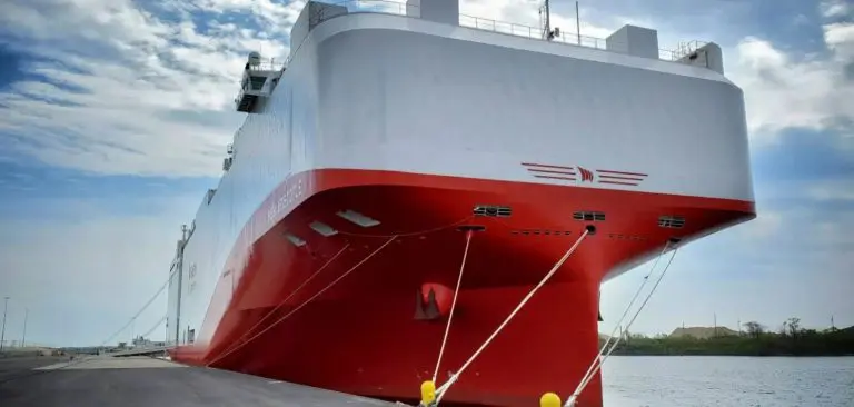 Eagle LNG bunkers Siem car carrier from shore in Jacksonville