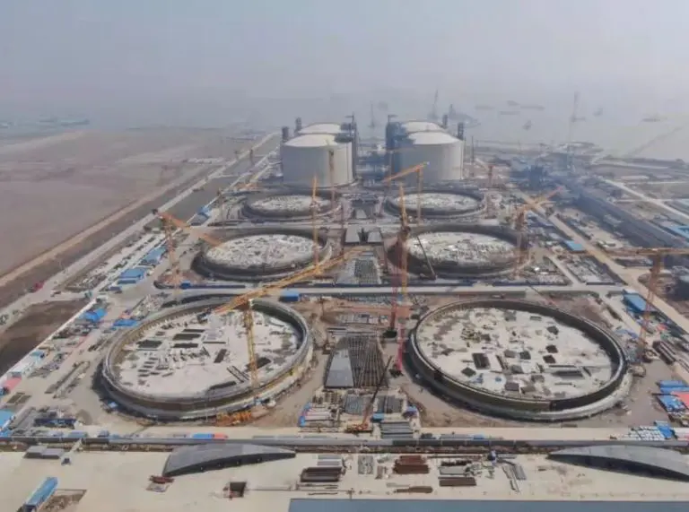 CNOOC world’s largest LNG storage tanks taking shape