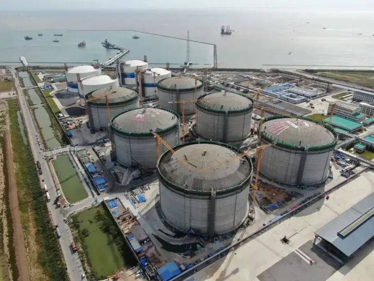 CNOOC wraps up roof raising on all six giant Binhai LNG storage tanks