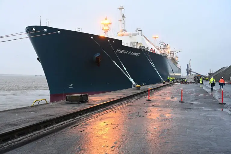 Germany's Brunsbuettel FSRU welcomes first LNG carrier