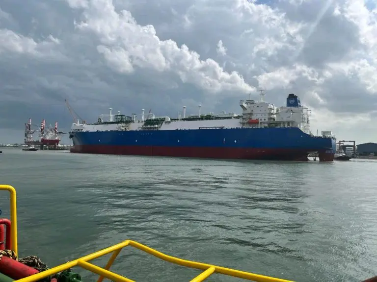 Snam's FSRU leaves Keppel's yard in Singapore to start Italian job