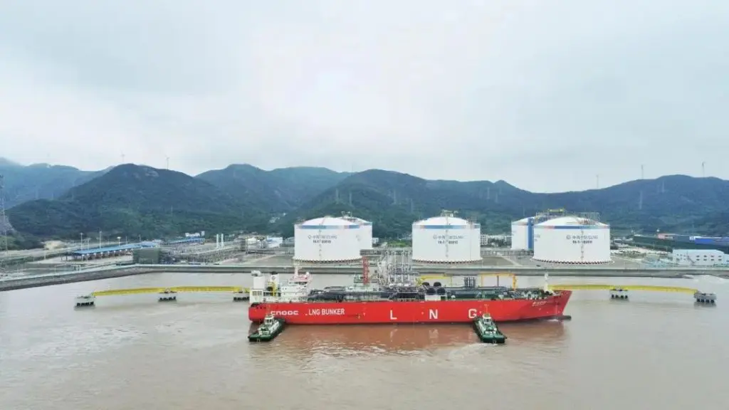 CNOOC: world's largest LNG bunkering vessel loads at Zhejiang terminal