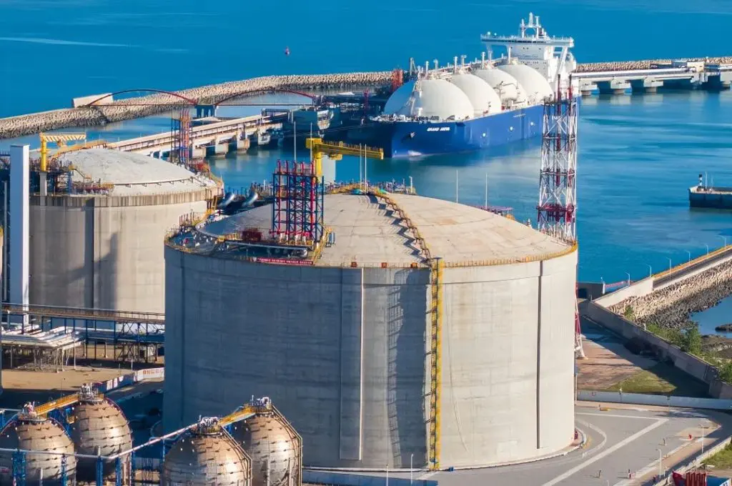 China's Sinopec launches giant Qingdao LNG tank