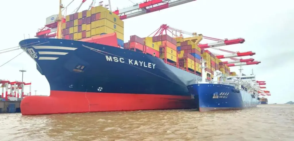 China's SSES wraps up first LNG bunkering op with MSC's containership