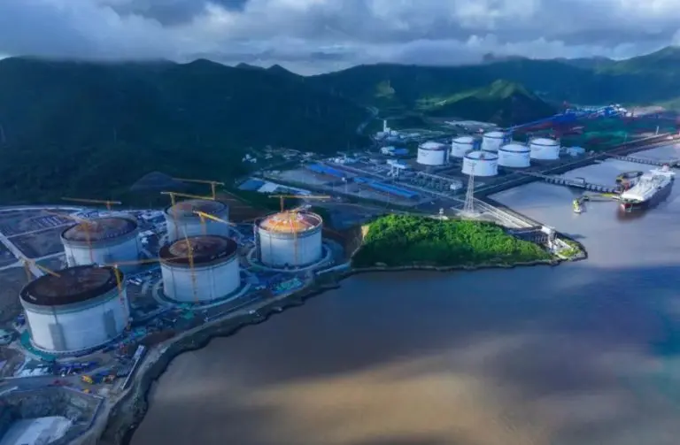 China's CNOOC raises roof on giant Zhejiang LNG tank