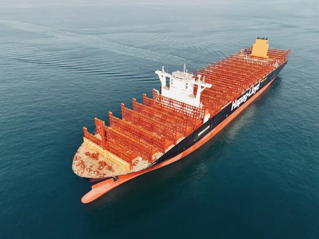 Hapag-Lloyd adds new LNG-powered giant to its fleet, plans new order