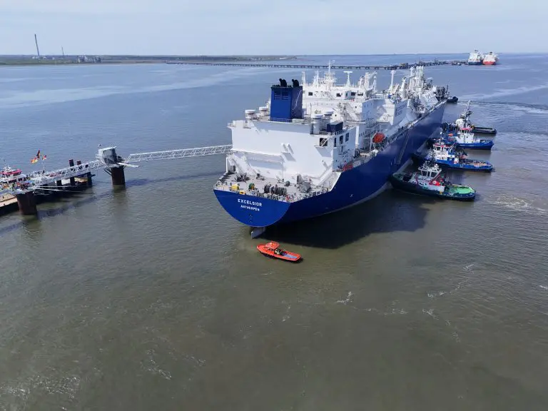 Second Wilhelmshaven FSRU arrives at jetty