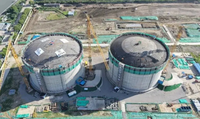 Yangzijiang wraps up roof raising on two LNG storage tanks
