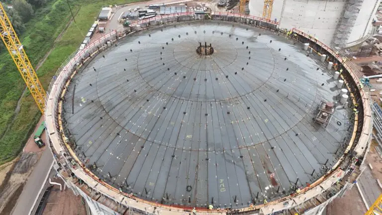 Roof raised on German LNG tank
