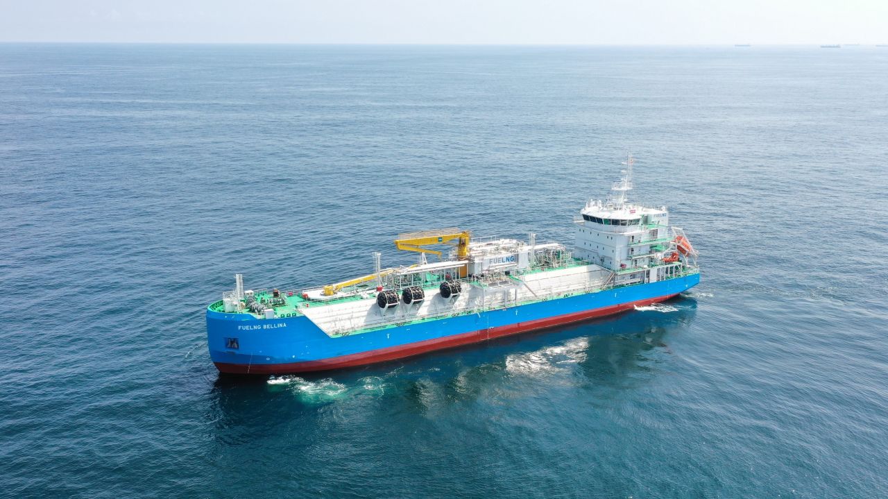Singapore’s first LNG bunkering vessel named
