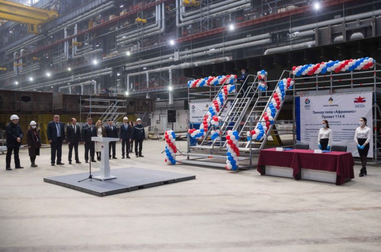 Zvezda starts building another LNG-powered Aframax for Rosneft