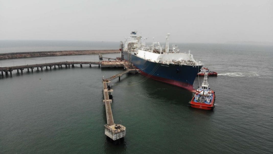 Hoegh Giant FSRU arrives at HEnergy’s Jaigarh LNG terminal in India