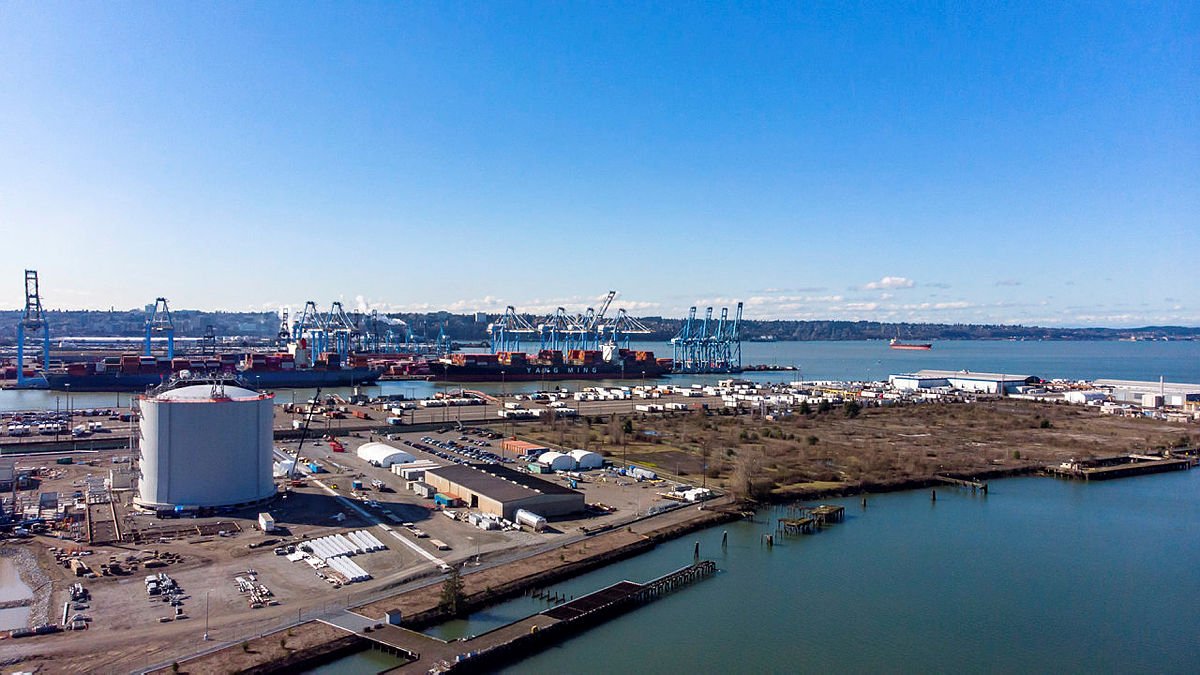 Puget LNG and GAC working on Tacoma bunkering barge