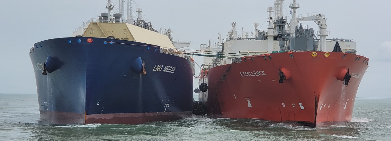 Excelerate's FSRU completes 100th STS LNG transfer off Bangladesh