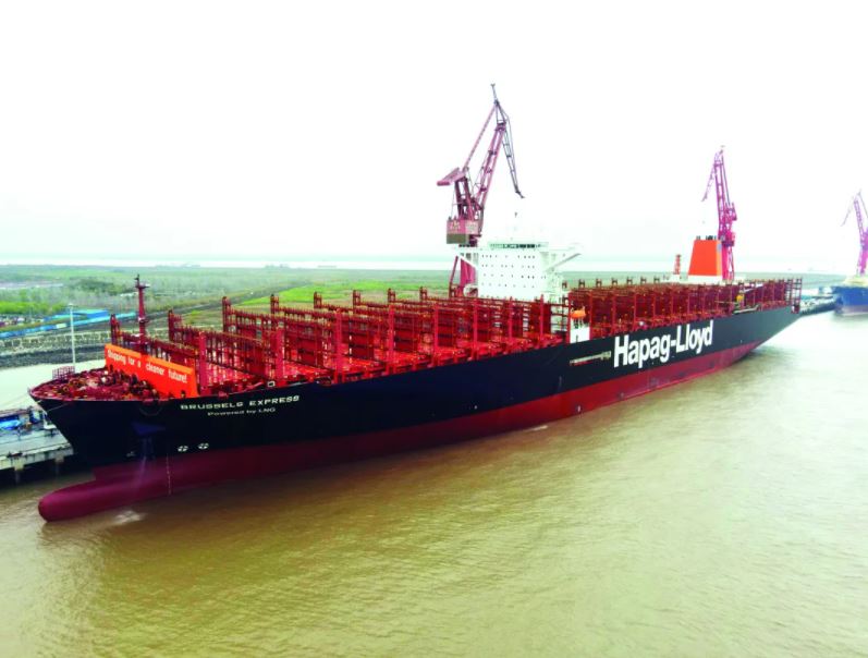 Hapag-Lloyd's converted containership wraps up LNG bunkering op (2)