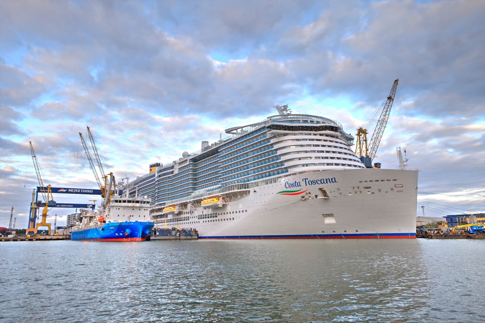 Costa Cruises' newbuild wraps up first LNG bunkering op at Meyer Werft