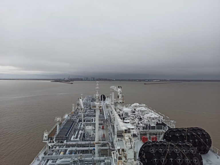 Russian FSRU loads Yamal LNG cargo after first NSR transit