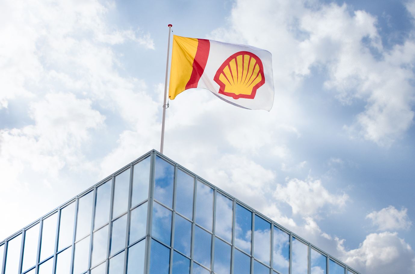 Shell reports loss in Q3, LNG sales drop