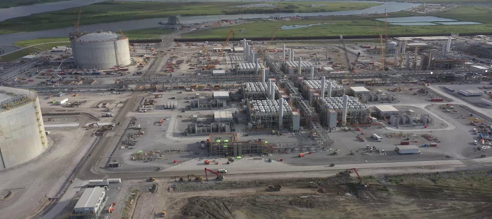 EIA says US LNG exports to stay at high levels on strong demand, new trains