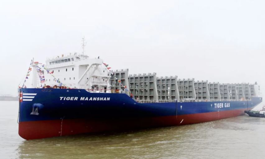 World's largest LNG tank carrier completes trials in China (2)