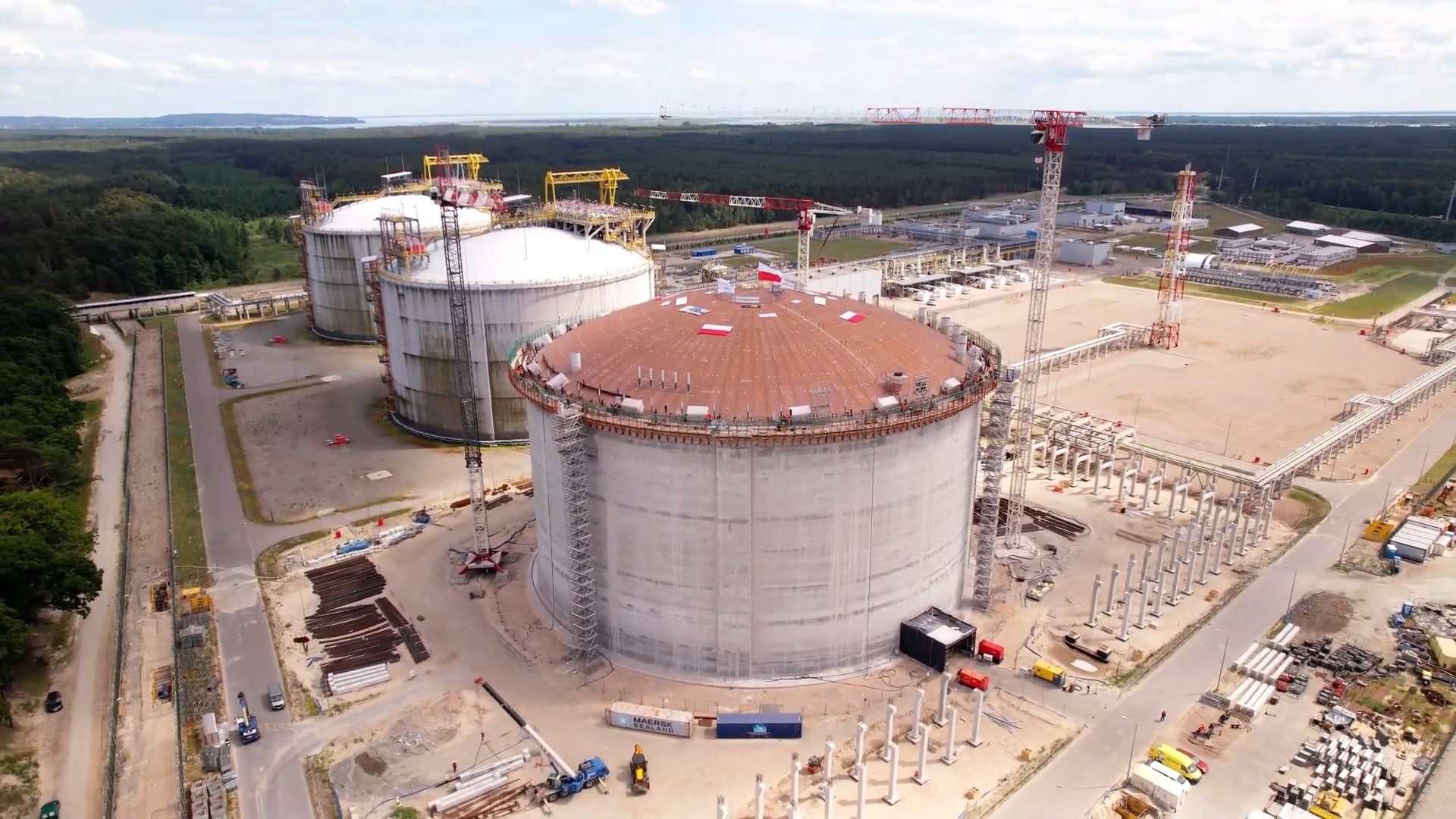 Gaz-System says roof raised on third LNG tank at Poland's import facility