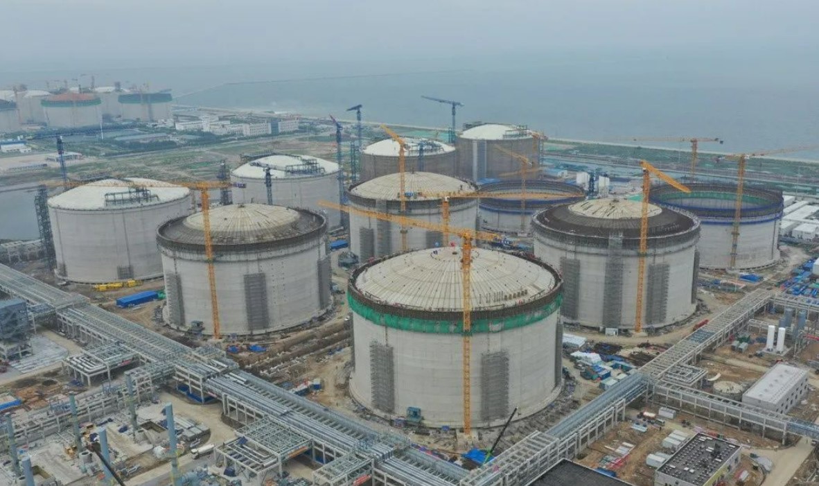 China's Beijing Gas raises roofs on four Tianjin Nangang LNG tanks