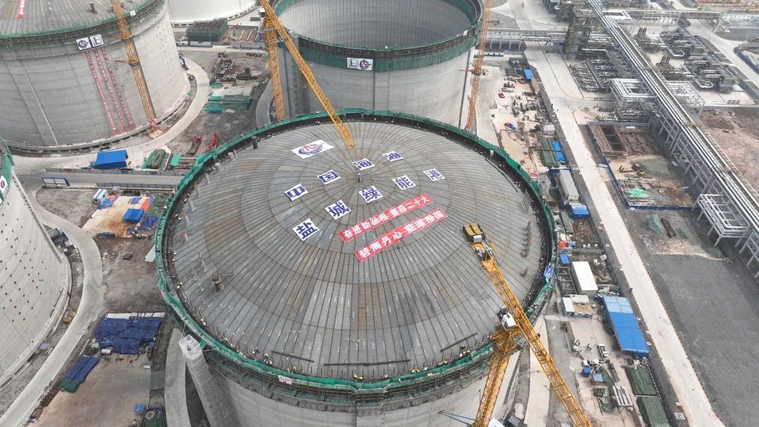 CNOOC: roofs raised on three giant LNG tanks