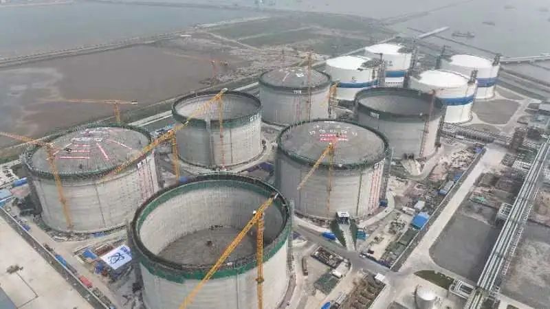 CNOOC roofs raised on three giant LNG tanks