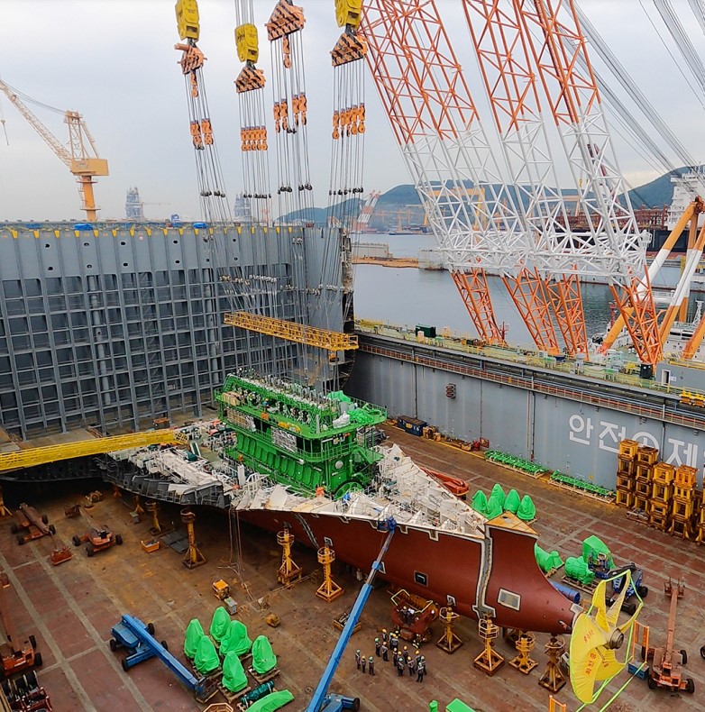 DSME installs main engine on Hapag-Lloyd’s first LNG-powered containership