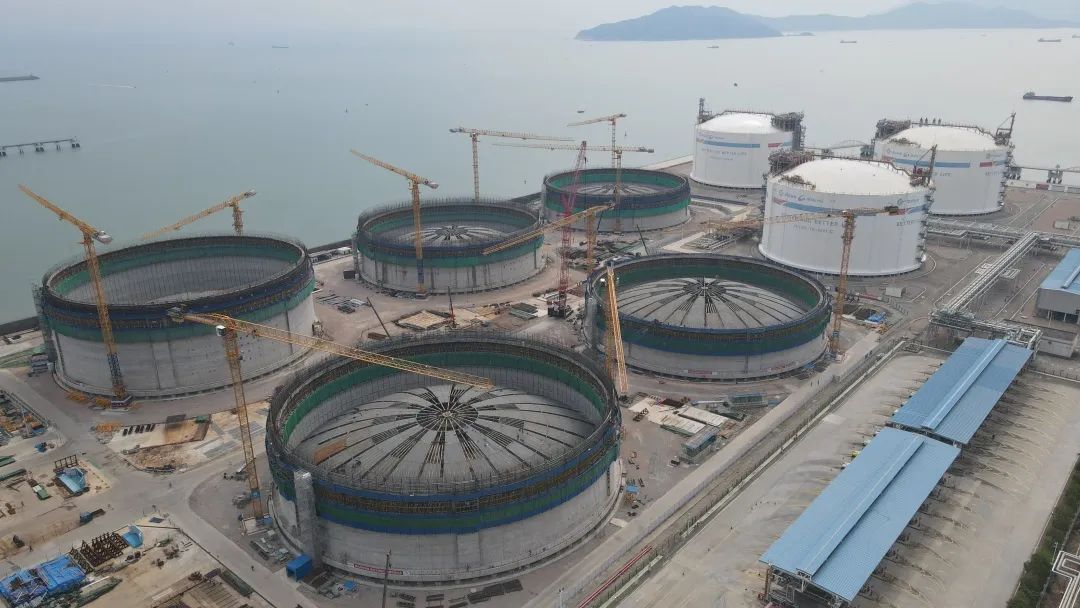 CNOOC construction progresses on giant Zhuhai LNG tanks
