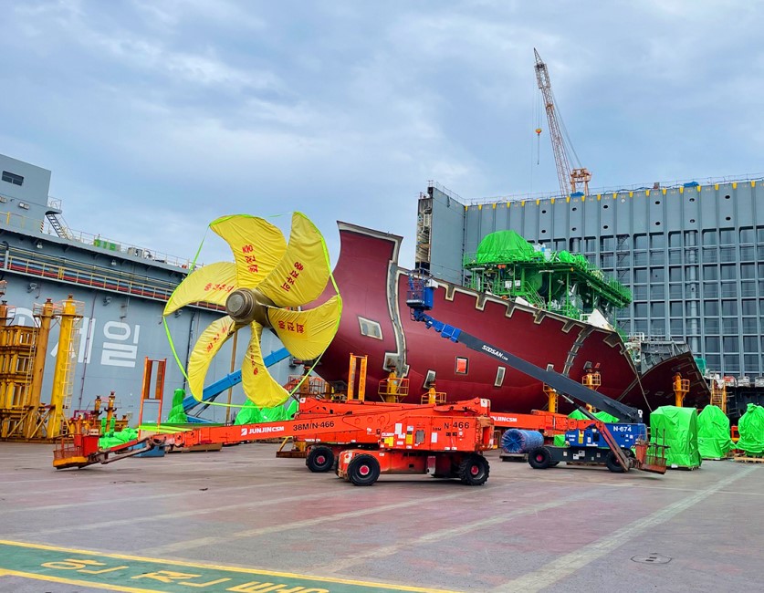 DSME installs main engine on Hapag-Lloyd’s first LNG-powered containership
