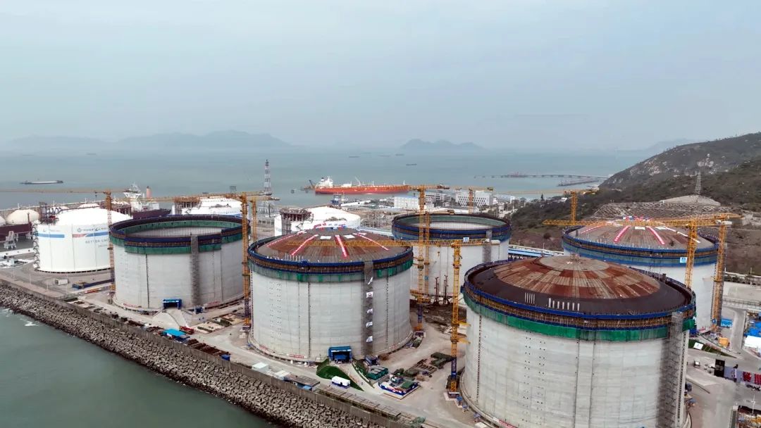 CNOOC raises roofs on two giant Zhuhai LNG tanks