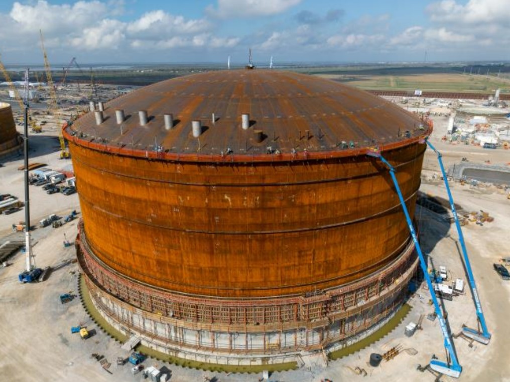 Venture Global roof lifted on first Plaquemines LNG tank