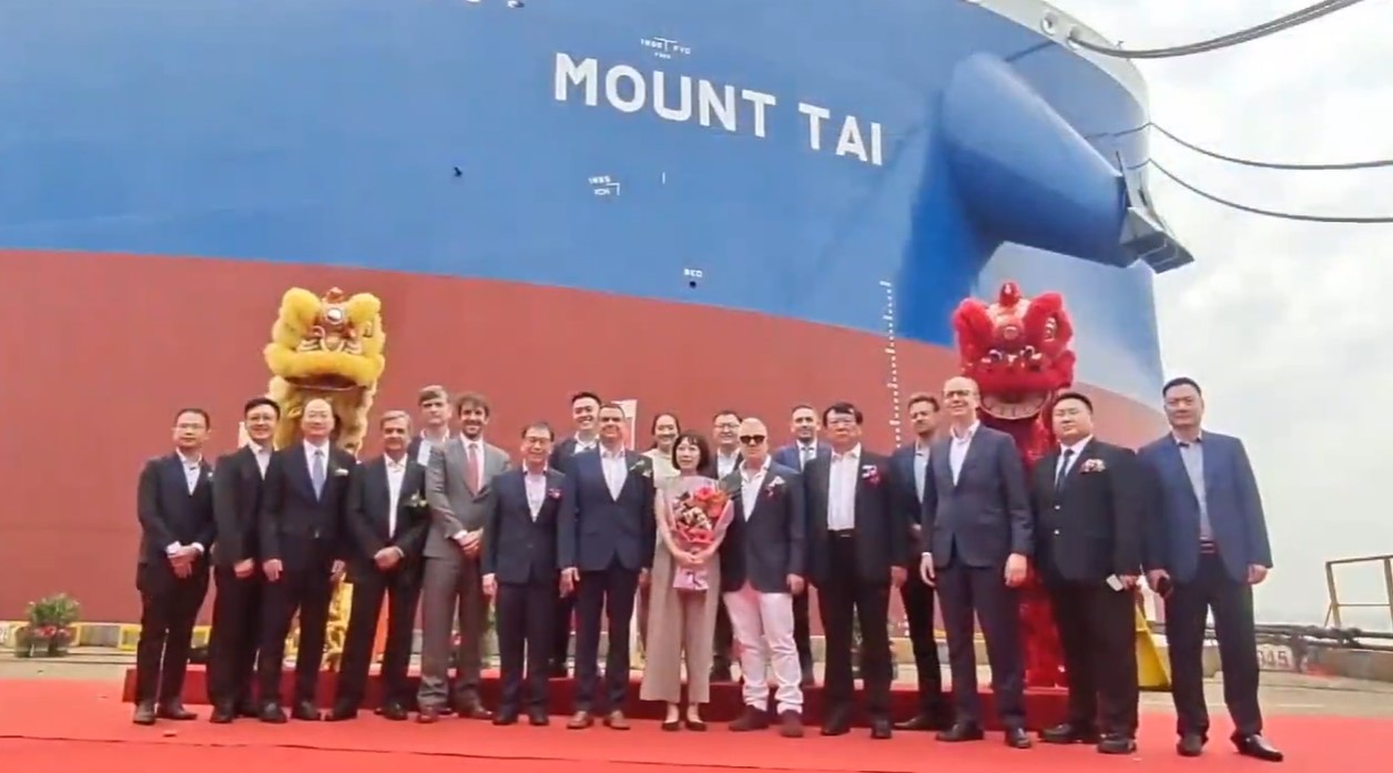 EPS names LNG-powered bulker in China