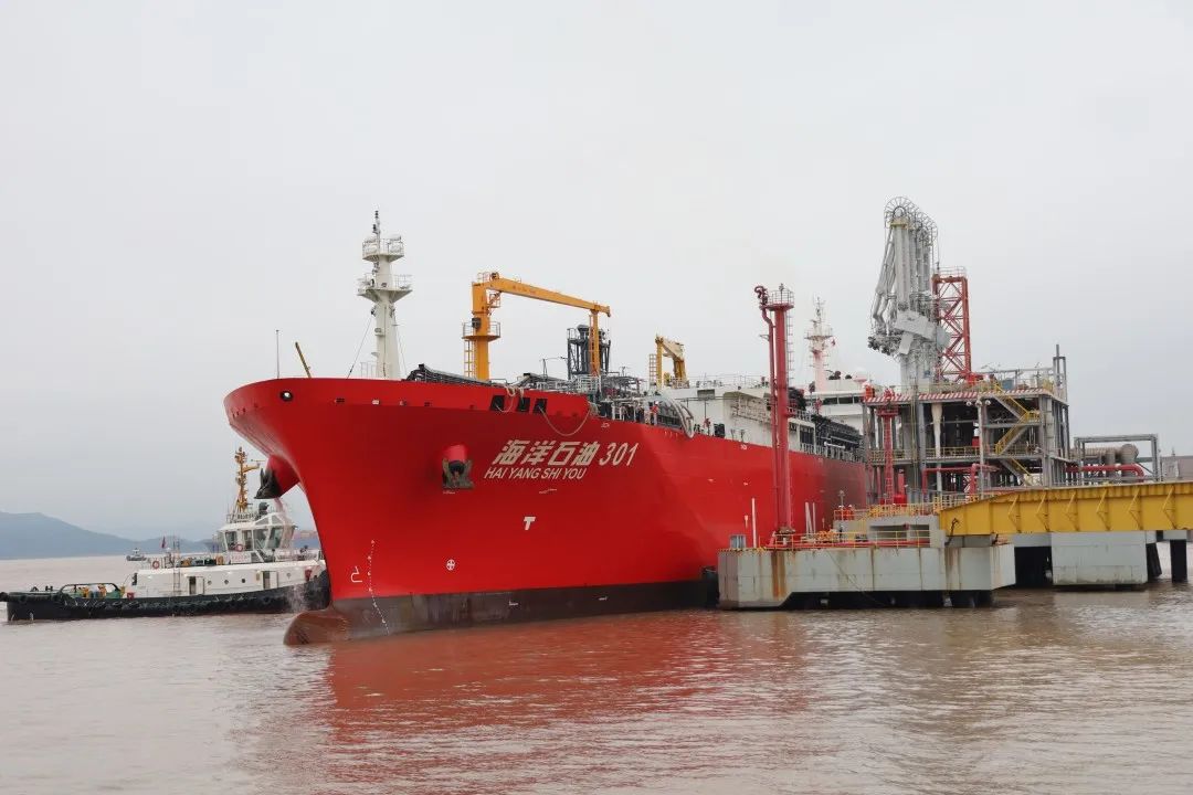 CNOOC: world's largest LNG bunkering vessel completes first loading op at Zhejiang terminal