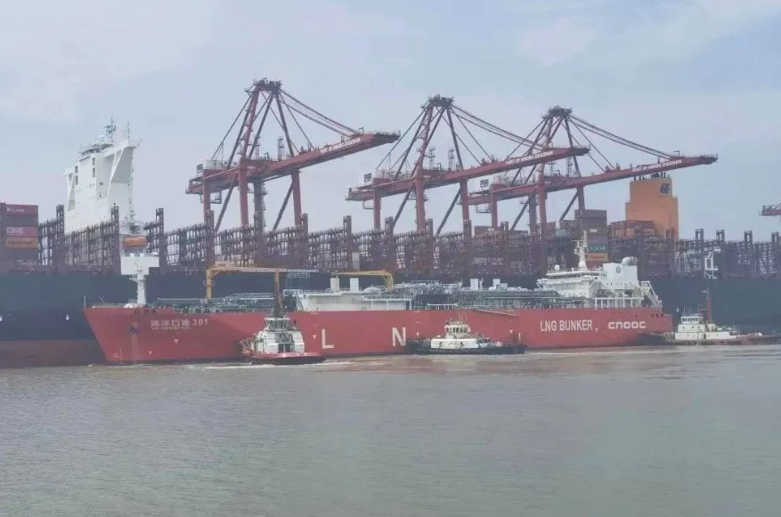 Hapag-Lloyd's LNG-powered newbuild wraps up first bunkering op in China