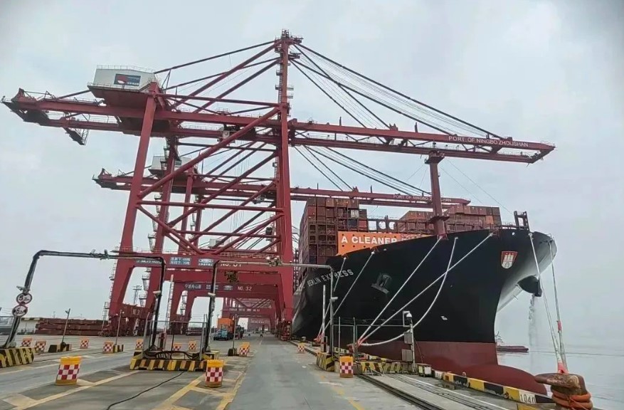 Hapag-Lloyd's LNG-powered newbuild wraps up first bunkering op in China