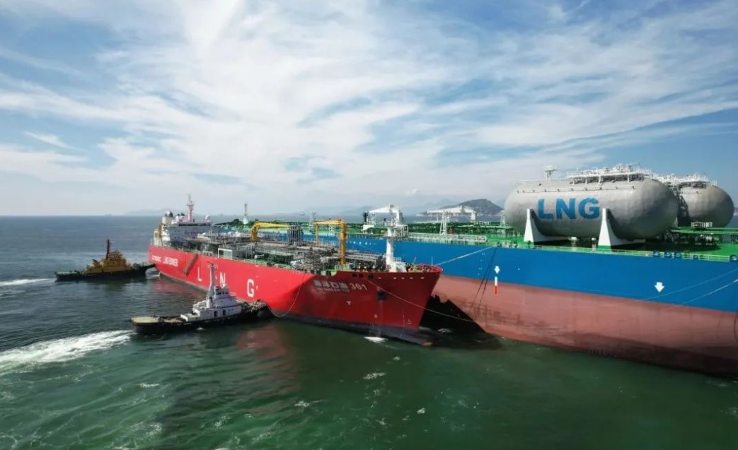China's CNOOC bunkers LNG-powered VLCC for first time in Guangzhou