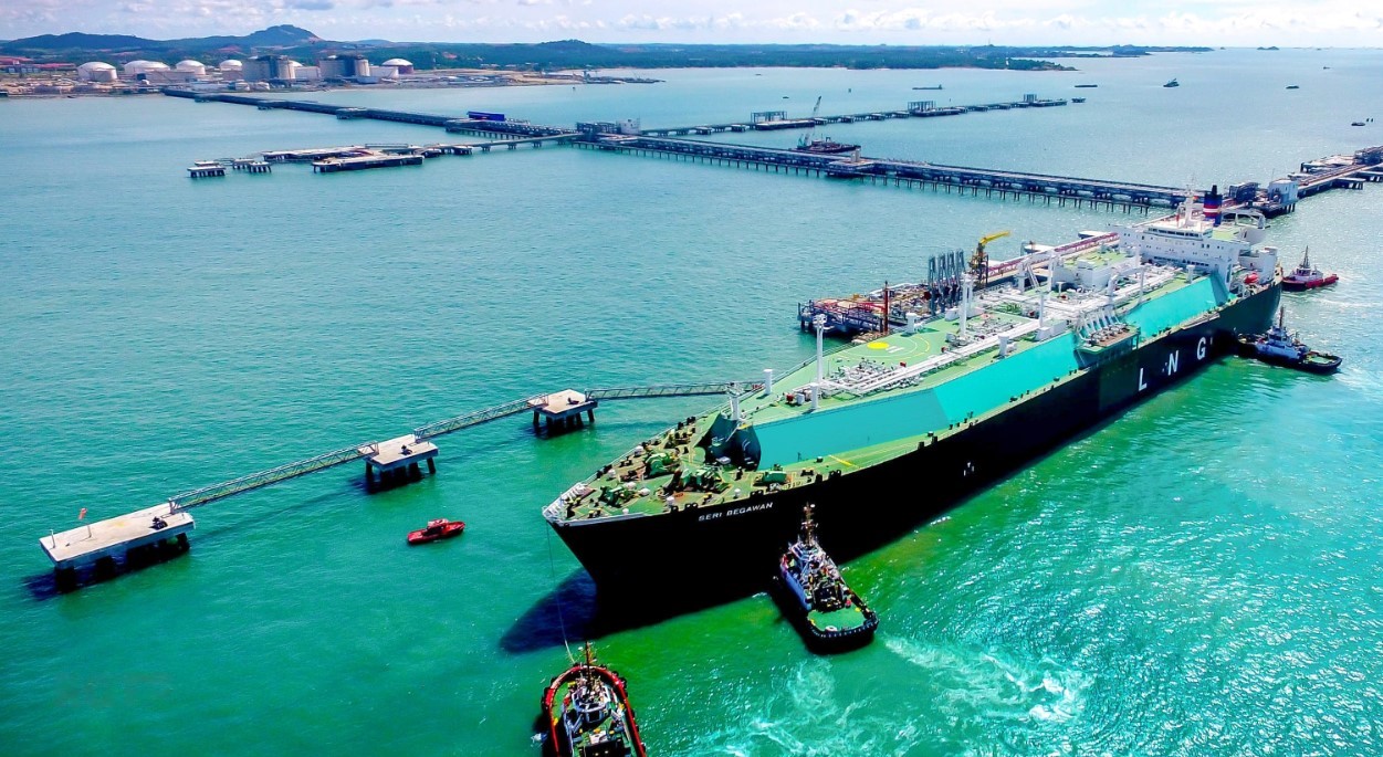 Malaysia’s Petronas logs lower LNG sales, profit in Q2