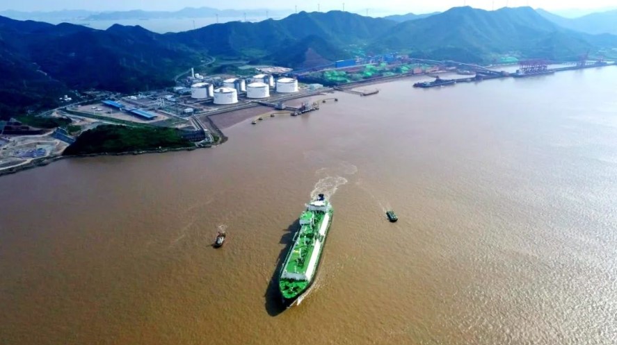 China's CNOOC loads first large LNG carrier at Zhejiang import terminal