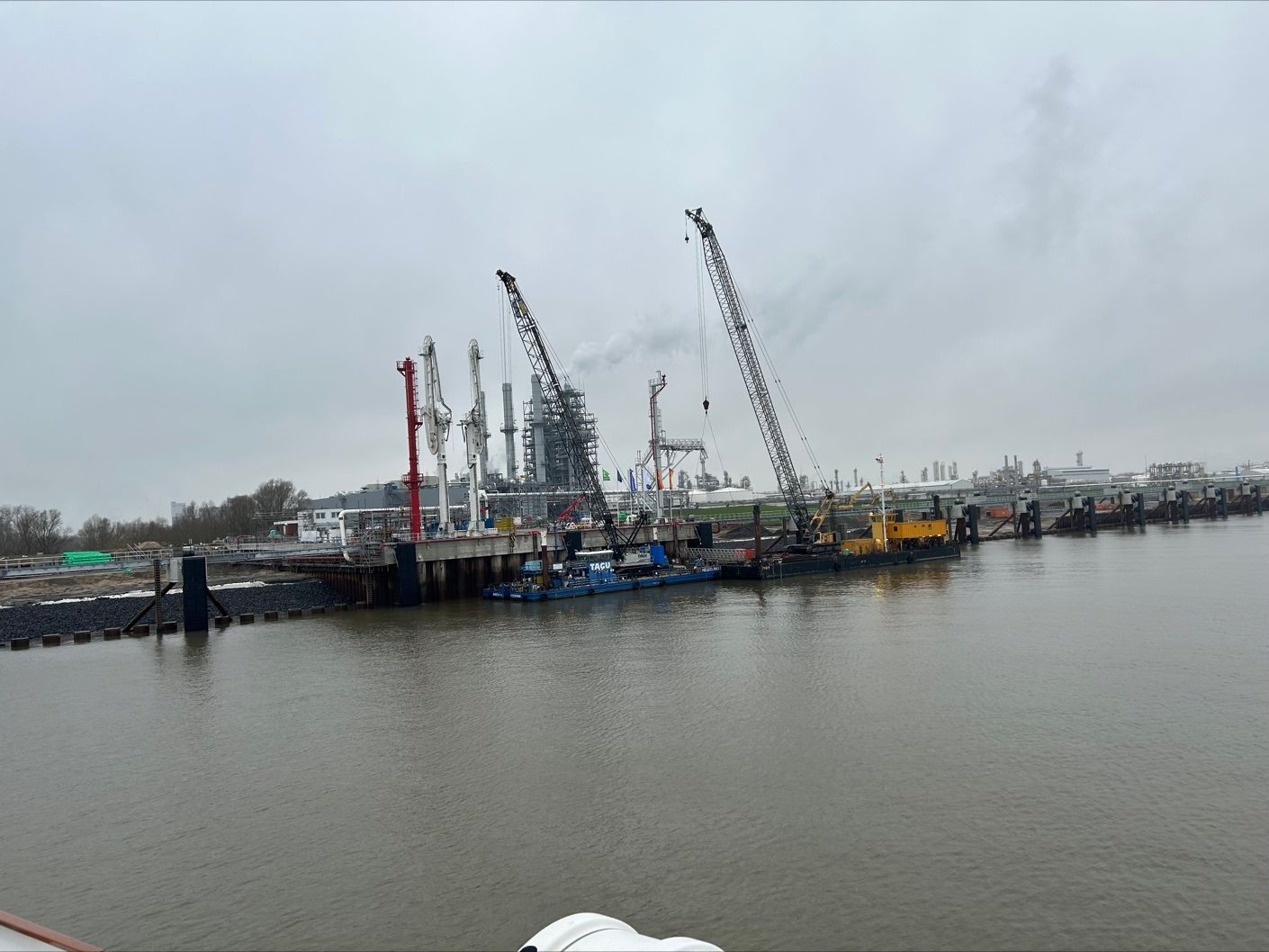 Germany's DET allocates Stade regas slots as LNG terminal launch nears