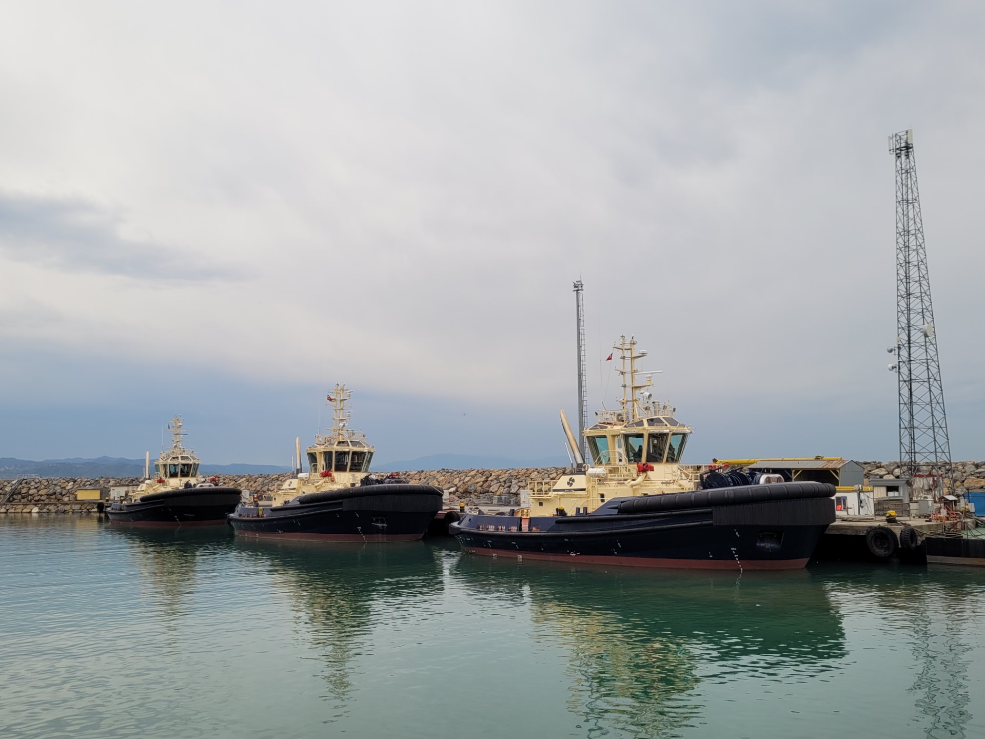 Svitzer's tugs ready to start serving Alexandroupolis FSRU