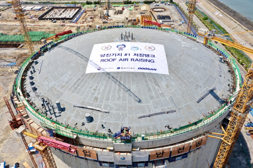 South Korea's Kogas raises roof on giant Dangjin LNG tank