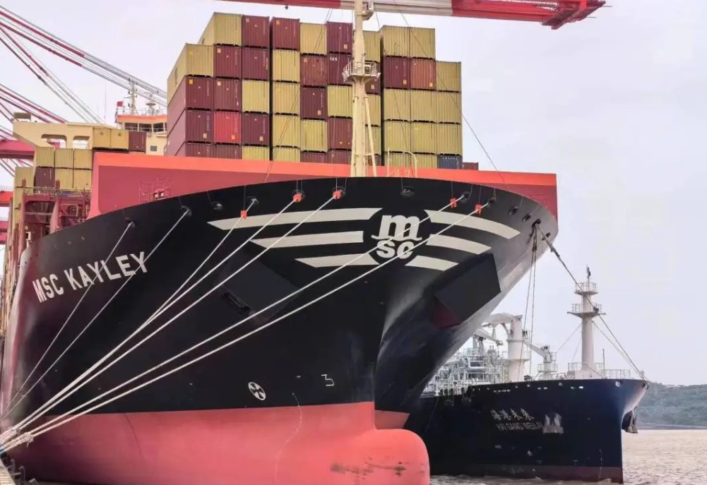 China's SSES wraps up first LNG bunkering op with MSC's containership