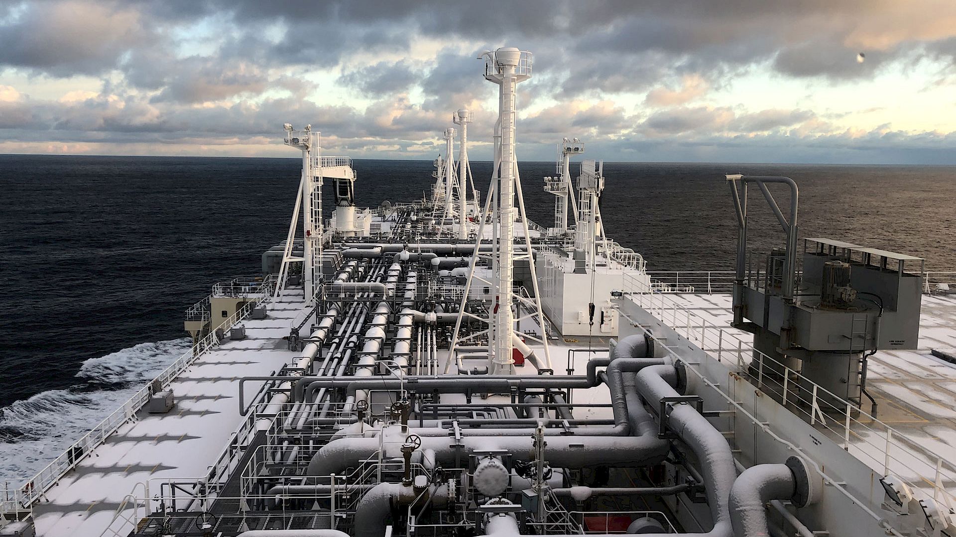 Spot LNG shipping rates nearly flat, European prices drop