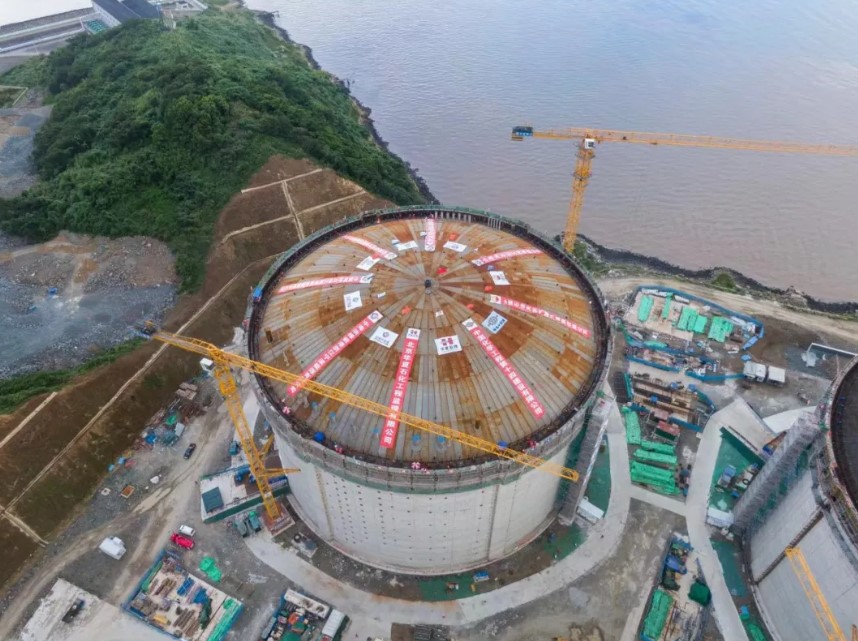 China's CNOOC raises roof on giant Zhejiang LNG tank