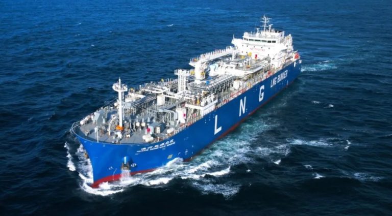 Hudong-Zhonghua delivers Chinese LNG bunkering vessel